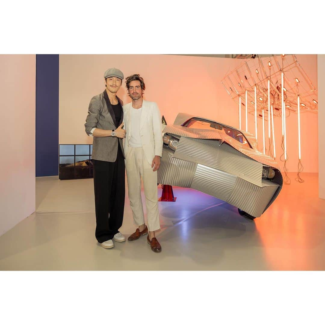 フー・ビンさんのインスタグラム写真 - (フー・ビンInstagram)「Now this is contemporary! Had the chance to meet @sguillermos who created such an amazing art piece together with @rimowa. Who ever has thought to use luggage material onto a car!  #hubing #lifestyle #gas #rimowa #designer #contemporary #art #noway #luxurylifestyle #후빙#胡兵 #フービン #胡兵时尚观点 #胡兵全球Go  #fashiontrip #fashion #fashionicon #fashionindustry #gentlemen #chinesegentlemen #actor #chineseactor #chinesemodel #asianactor #style #styleman #menswear #mensstyle」6月5日 7時12分 - hubing