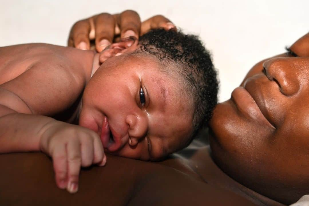 unicefさんのインスタグラム写真 - (unicefInstagram)「Aicha is holding her newborn baby for the first time in Côte d'Ivoire. All pregnant women have a right to this precious moment yet every day more than 800 die because they don't have access to quality, affordable health care. . We must put more value on women's lives. It's time to invest in quality care for all. . #WD2019 #HealthForAll #EveryChildALIVE ©UNICEF/UN0269314/Dejongh」6月5日 7時05分 - unicef