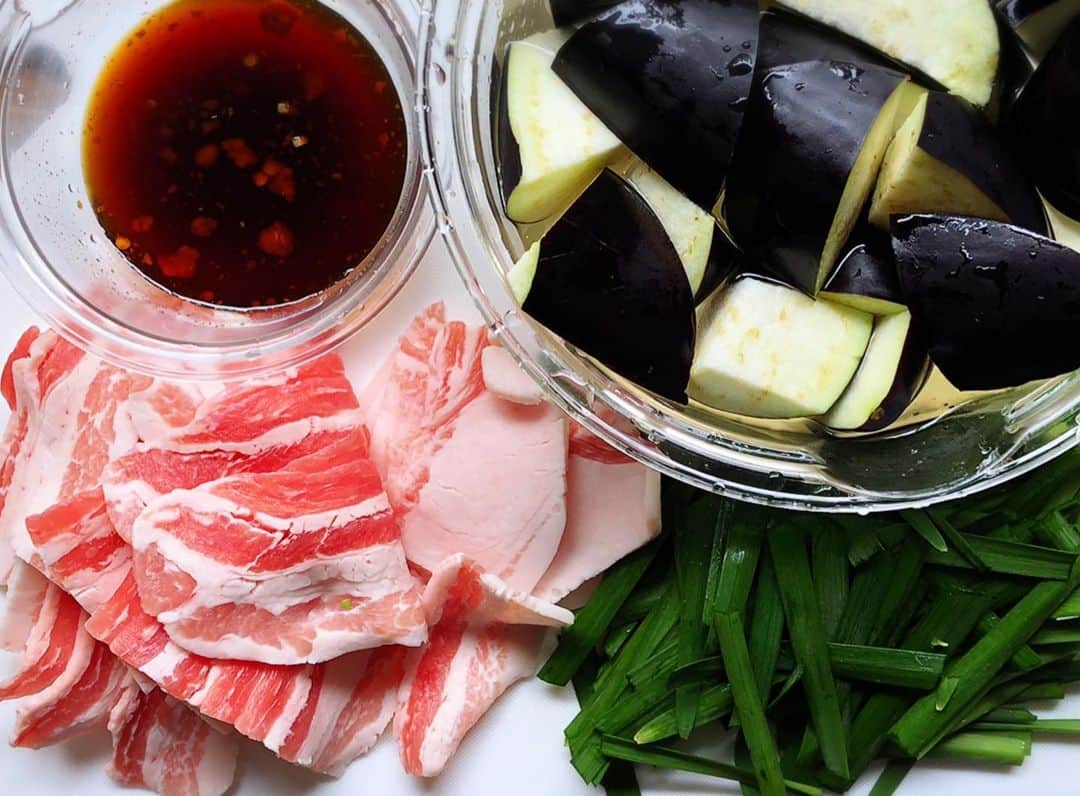 Mizuki【料理ブロガー・簡単レシピ】さんのインスタグラム写真 - (Mizuki【料理ブロガー・簡単レシピ】Instagram)「・ ♡がっつりコクうま♡ 豚肉となすのスタミナ炒め ・ おはようございます♩ 今朝のブログでは またまた#がっつりおかず を ご紹介させていただきました♫ ジューシーな豚バラなすに コクのある甘辛だれが相性抜群！ これ、ごはんもお酒もすすみ過ぎます(笑) フライパンひとつで作れるので 是非お試し下さいね〜(*´艸`) ・ ・  #ブログ更新しました ・ ・  ブログ(レシピ)はホームのリンクよりご覧下さい↓ @mizuki_31cafe 【Mizuki公式ラインブログ】 https://lineblog.me/mizuki_official/ ・ ・ #豚バラ#なす#スタミナ炒め  #Mizuki#簡単#時短#節約#料理#レシピ#フーディーテーブル#ブログ#LINEブログ#おうちごはん#おうちカフェ#デリスタグラマー#料理好きな人と繋がりたい#料理ブロガー#おうちごはんlover #foodpic#food#follow#cooking#recipe#lin_stagrammer」6月5日 7時21分 - mizuki_31cafe