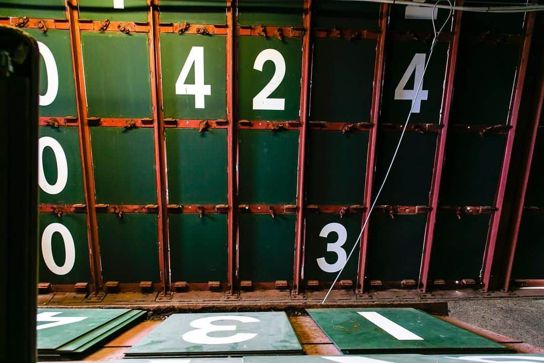 シカゴ・カブスさんのインスタグラム写真 - (シカゴ・カブスInstagram)「#CubsCollection: Wrigley Field Scoreboard. Throughout its 100+ year tenure, the Friendly Confines has experienced a number of upgrades. One thing that hasn’t changed is the iconic manually-operated scoreboard. It was built in 1937 and scoreboard operators still change steel plates by hand to reflect score changes in the Cubs game as well as other games throughout the league. The scoreboard is also home to the flag pole where National League standings are displayed and the W flag flies after each Cubs win. The hand-turned scoreboard is only one of two left in all of Major League Baseball and provides fans with an authentic gameday experience. #EverybodyIn 📷 @sgreenphoto Find more photos on Facebook.com/Cubs」6月5日 7時21分 - cubs