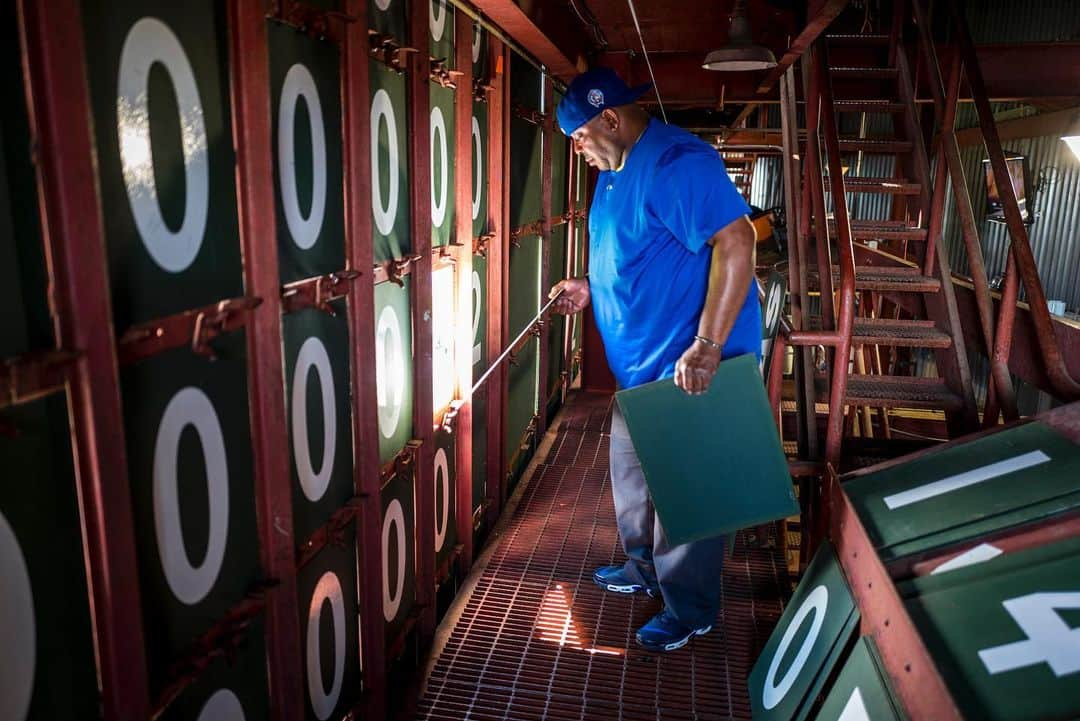 シカゴ・カブスさんのインスタグラム写真 - (シカゴ・カブスInstagram)「#CubsCollection: Wrigley Field Scoreboard. Throughout its 100+ year tenure, the Friendly Confines has experienced a number of upgrades. One thing that hasn’t changed is the iconic manually-operated scoreboard. It was built in 1937 and scoreboard operators still change steel plates by hand to reflect score changes in the Cubs game as well as other games throughout the league. The scoreboard is also home to the flag pole where National League standings are displayed and the W flag flies after each Cubs win. The hand-turned scoreboard is only one of two left in all of Major League Baseball and provides fans with an authentic gameday experience. #EverybodyIn 📷 @sgreenphoto Find more photos on Facebook.com/Cubs」6月5日 7時21分 - cubs