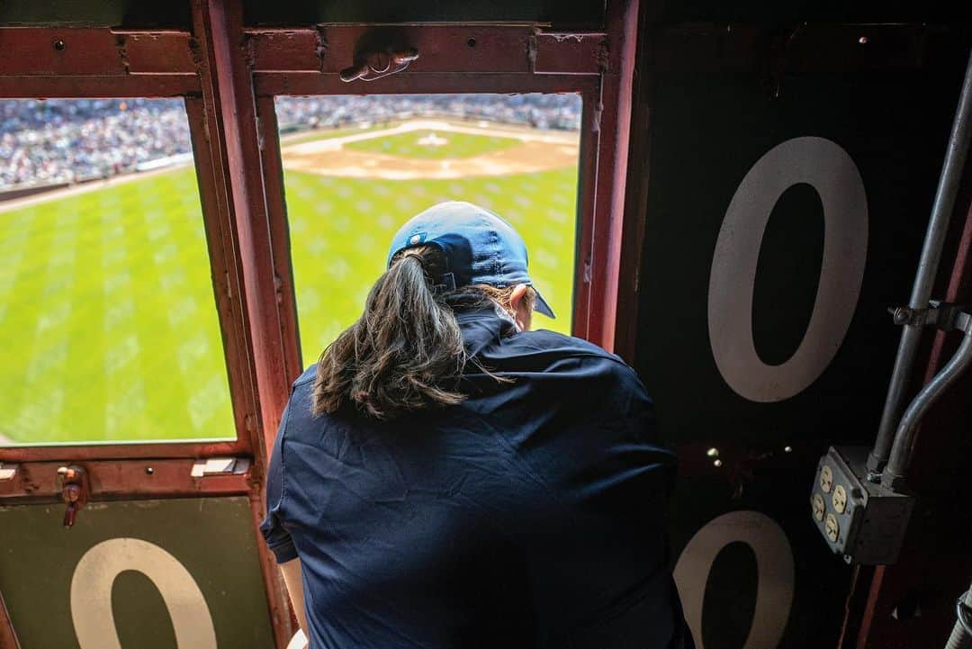 シカゴ・カブスさんのインスタグラム写真 - (シカゴ・カブスInstagram)「#CubsCollection: Wrigley Field Scoreboard. Throughout its 100+ year tenure, the Friendly Confines has experienced a number of upgrades. One thing that hasn’t changed is the iconic manually-operated scoreboard. It was built in 1937 and scoreboard operators still change steel plates by hand to reflect score changes in the Cubs game as well as other games throughout the league. The scoreboard is also home to the flag pole where National League standings are displayed and the W flag flies after each Cubs win. The hand-turned scoreboard is only one of two left in all of Major League Baseball and provides fans with an authentic gameday experience. #EverybodyIn 📷 @sgreenphoto Find more photos on Facebook.com/Cubs」6月5日 7時21分 - cubs