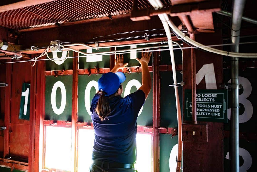 シカゴ・カブスさんのインスタグラム写真 - (シカゴ・カブスInstagram)「#CubsCollection: Wrigley Field Scoreboard. Throughout its 100+ year tenure, the Friendly Confines has experienced a number of upgrades. One thing that hasn’t changed is the iconic manually-operated scoreboard. It was built in 1937 and scoreboard operators still change steel plates by hand to reflect score changes in the Cubs game as well as other games throughout the league. The scoreboard is also home to the flag pole where National League standings are displayed and the W flag flies after each Cubs win. The hand-turned scoreboard is only one of two left in all of Major League Baseball and provides fans with an authentic gameday experience. #EverybodyIn 📷 @sgreenphoto Find more photos on Facebook.com/Cubs」6月5日 7時21分 - cubs