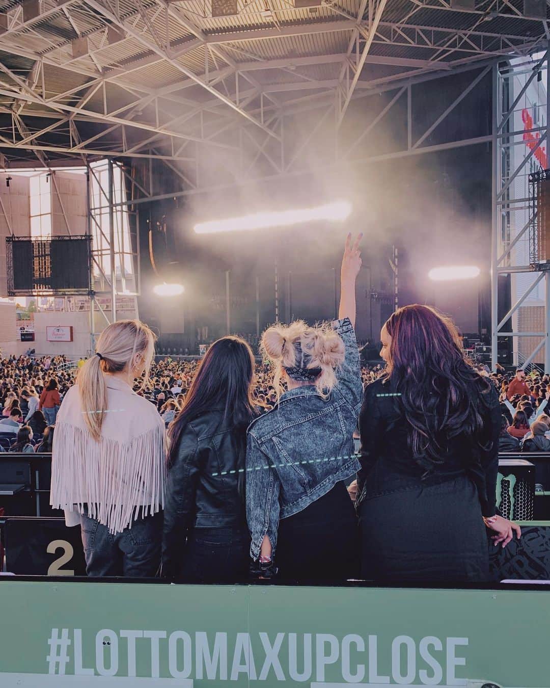 のインスタグラム：「Officially scratching @the1975 off the concert bucket list! ✨ Thank you @OntarioLottery for the #LottoMaxUpClose experience and the chance to dance to my fav band. Keep an eye out for an upcoming #LottoMax contest to win a VIP concert experience at the @BudweiserStage! #ad ✨」