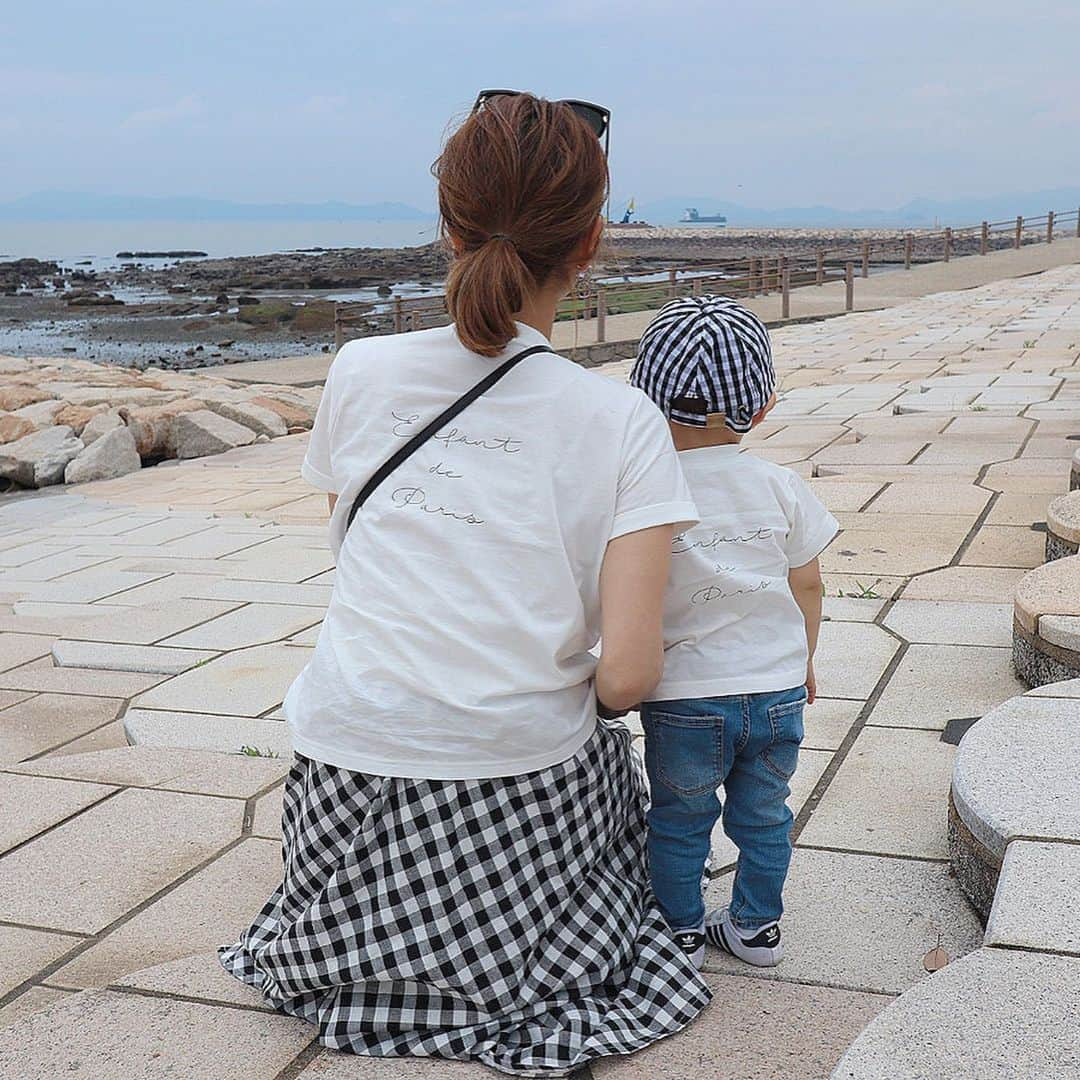 あすかさんのインスタグラム写真 - (あすかInstagram)「ㅤ ㅤ ㅤ ㅤ ㅤ 先日のコ-デ💙 ㅤ ㅤ ㅤ  mama ㅤ tops： @bellevie_enfant sk： @chocoa_official sunglasses： @moncler bag： @celine ㅤ ㅤ boy ㅤ tops： @bellevie_enfant pt： @zara cap： @broom_kids shoes： @adidasoriginals ㅤ ㅤ ㅤㅤ  ㅤ ギンガムチェックでリンク🖤 おそろいのtシャツは @bellevie_enfant 🐬🌈 ㅤㅤ ㅤ ㅤ  最近言うことがかなり理解出来てるって 実感することが多くて毎日感動と驚き😭💓 最後の笑顔がたまらない👶🏼 11本目の歯が生えそうになってきたよ🦷 ㅤ  ㅤ  ㅤ  #ootd#Fashion#coordinate#ponte_fashion#locari#mamagirl#Tシャツ#キッズコーデ#今日の服#コーディネート#カジュアル#シンプル#プチプラコーデ#お洒落さんと繋がりたい#ギンガムチェック#親子コーデ#親子リンクコーデ#生後20ヶ月#1歳8ヶ月#新米ママ#男の子ママ#ママコーデ#ママファッション#第2子妊娠中#妊娠6ヶ月#ぷんにー#マタニティ#マタニティコーデ ㅤ ㅤ」6月5日 7時15分 - ask_____10