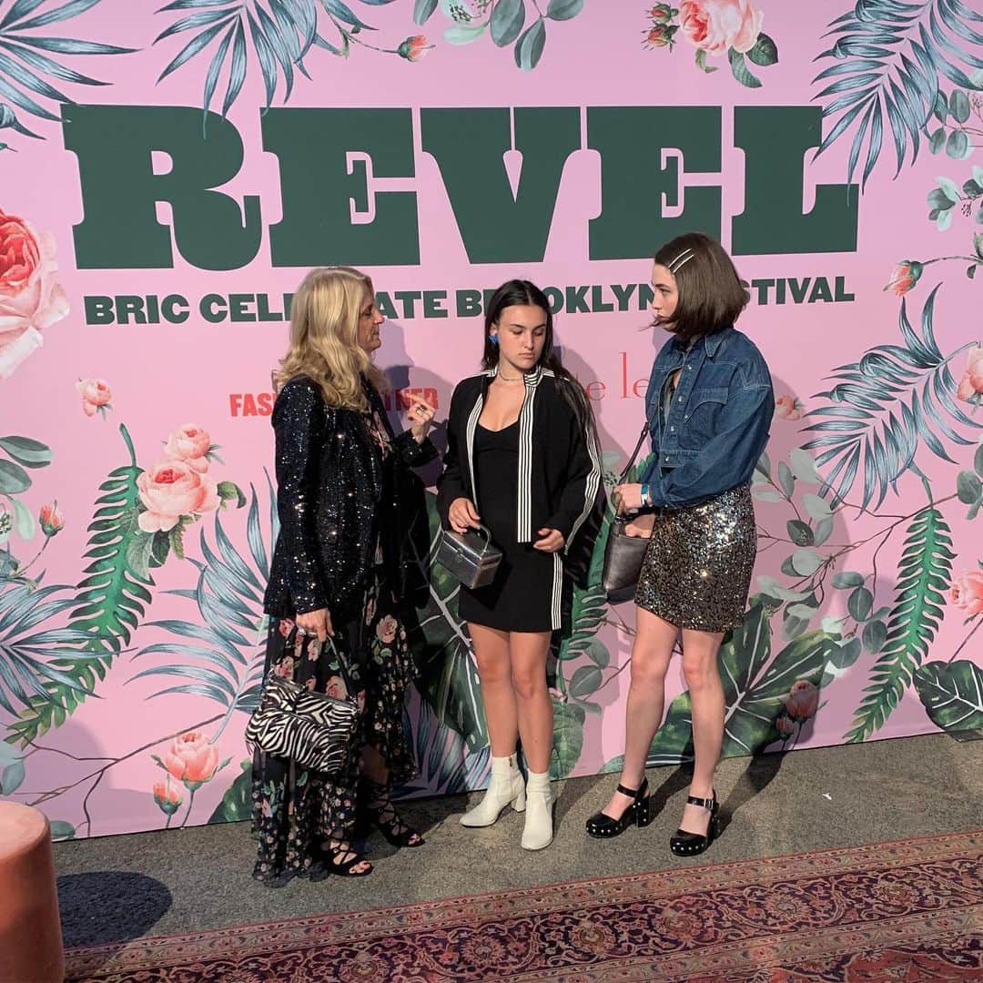 ナネットレポーのインスタグラム：「The girls are here!! 💕」