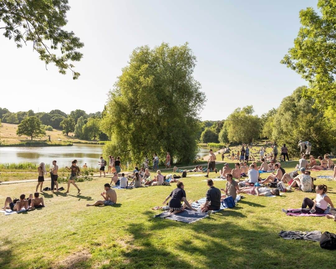 National Geographic Travelさんのインスタグラム写真 - (National Geographic TravelInstagram)「Photo by @lucalocatelliphoto | Hampstead Heath is a large, ancient London park, covering 320 hectares. This grassy public space is rambling and hilly, embracing ponds, recent and ancient woodlands, a lido, playgrounds, and a training track, and it adjoins the former stately home of Kenwood House and its estate. During the hot days of summer it becomes a Londoners’ favourite spot to relax and sunbathe. My work revolves around the making of the future, how our society transitions through new ways of living, and how technology is changing our approach to the environment and to our cities. I’ve embarked on a journey with @natgeo to showcase how London, one of the world’s busiest and fastest growing cities, is evolving. Follow me @lucalocatelliphoto to find out more about the London story I covered for @natgeo #London #park #britain #people #city」6月5日 7時18分 - natgeotravel