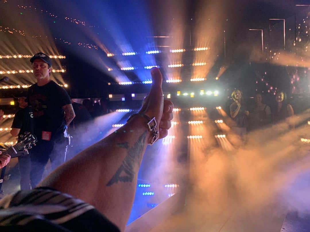 キース・アーバンのインスタグラム：「CMT rehearsal- it’s gonna be an epic show tomorrow night !!!!!!! - KU」