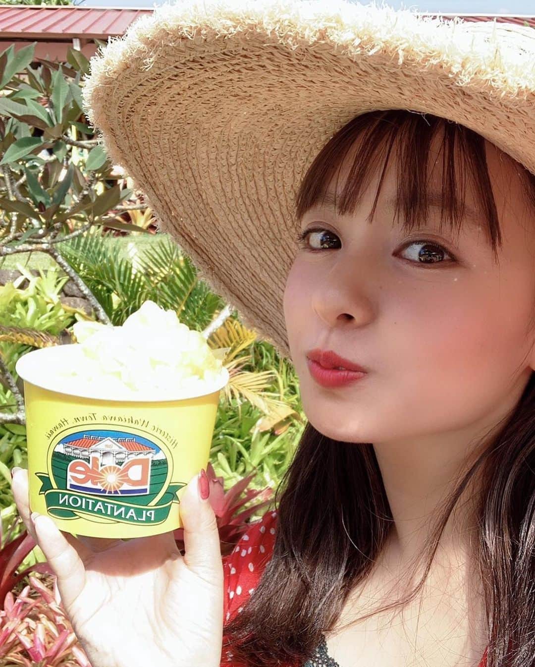 山田菜々さんのインスタグラム写真 - (山田菜々Instagram)「暑い中の #dole アイスは最強🍨❤️ パイナップルのソフトクリームにパイナップルがのっていてパイナップル三昧です🍍  店内でお土産とかお買い物して美味しいアイス🤤  #やまだtrip」6月5日 7時19分 - tannana.yamada