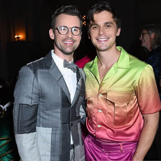 ブラッド・ゴレスキーさんのインスタグラム写真 - (ブラッド・ゴレスキーInstagram)「Two gay Canadians whose last names end in “ski” celebrating American fashion 🇨🇦🏳️‍🌈🇨🇦 @antoni @cfda 📷 @bfa」6月5日 7時20分 - bradgoreski