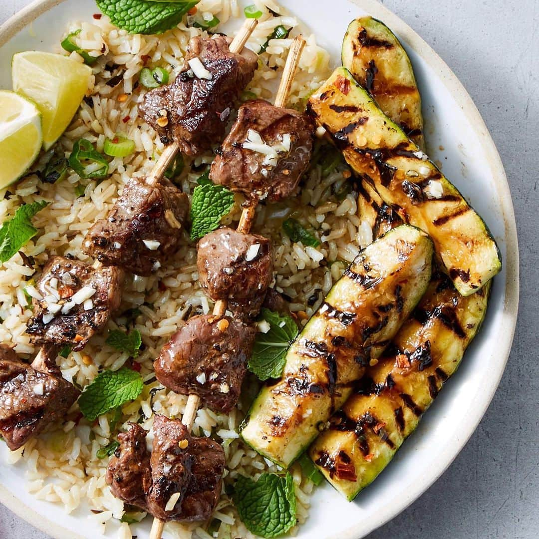 マーサ・スチュワートさんのインスタグラム写真 - (マーサ・スチュワートInstagram)「Celebrate grilling season with Martha & @marleyspoon! 🔥 This recipe for grilled sirloin skewers and zucchini is inspired by Martha's newest book, "Martha Stewart's Grilling." 📖 Serve atop a bed of brown rice seasoned with scallions, lime zest, and chopped mint to complete the dish. 🍃 Even better, it's gluten and dairy free! 👌🏼 Visit the link in bio to sign up for Martha's trusted meal kit delivery service. 📦」6月5日 7時28分 - marthastewart