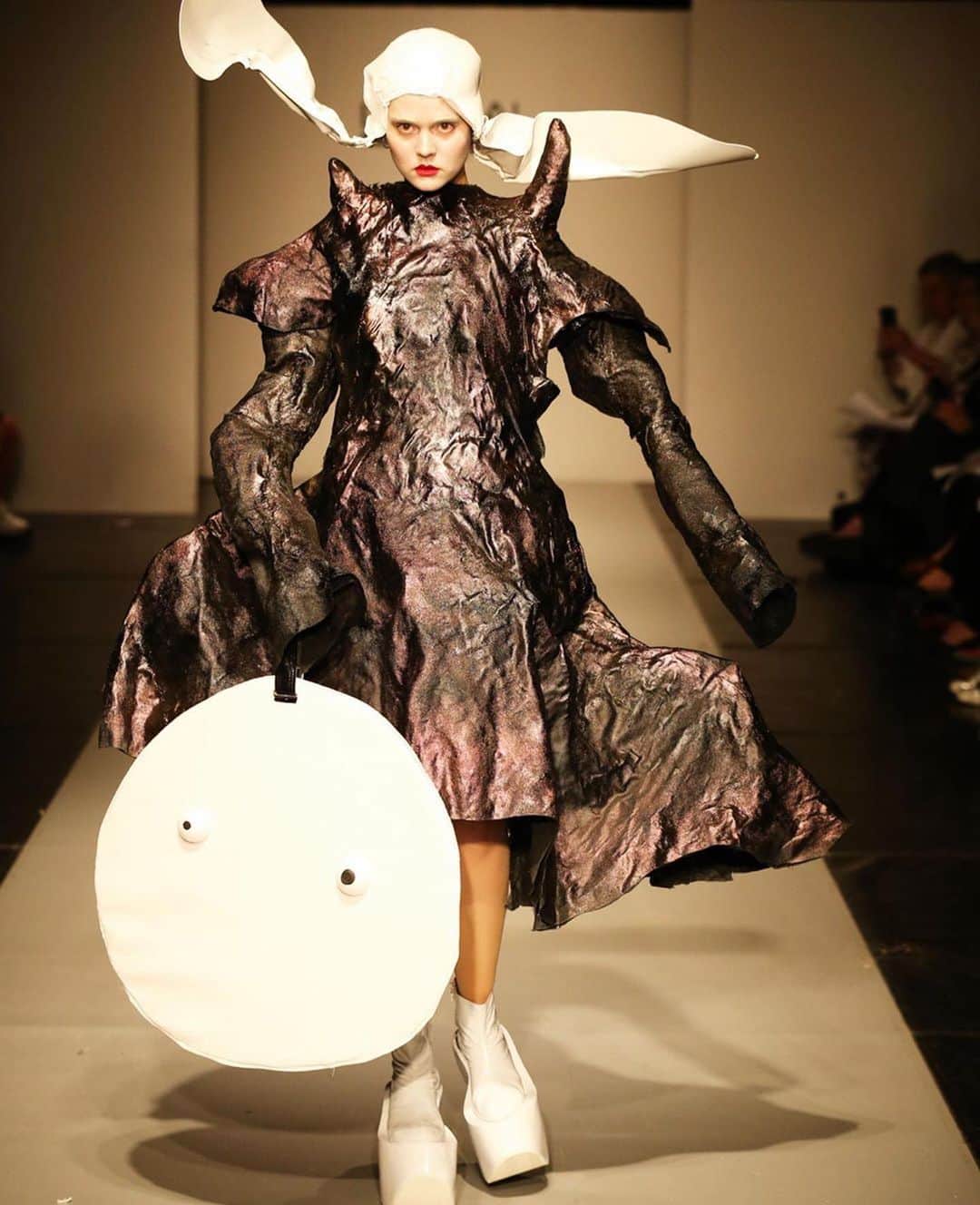 のインスタグラム：「Here is a fly-away fabrication we made of @hatti_rees’ orbital free-fall designs shown last week at @csm_news @bafcsm press show. The character is called #Luna 🌝 the gravity-defying cap was made using traditional techniques with hyper-modern moulding materials. #scifi」