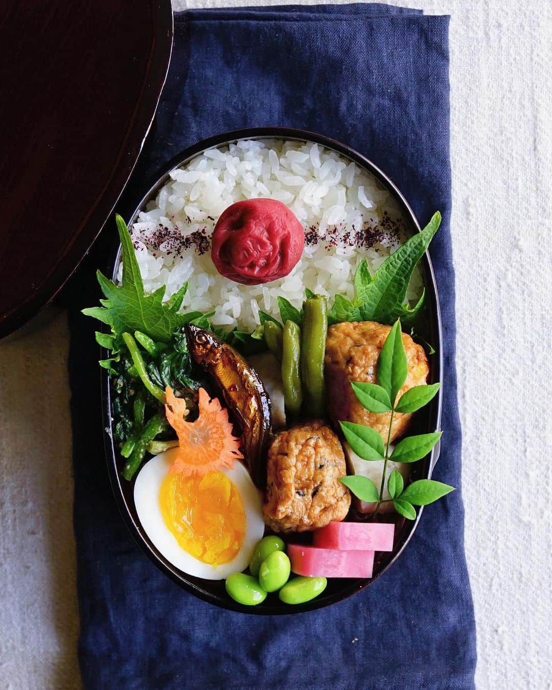 Ryoko Yunokiのインスタグラム：「+ + + Nimono bento/煮物弁当 . *rice and umeboshi *dashi-simmered gammo, taro root and green beans *blanched spinach salad with soy sesame dressing *hard-boiled egg *soy-glazed fish *pickled radish *edamame . ＊ご飯と梅干し ＊がんもと里芋と隠元の煮物 ＊法蓮草の胡麻和え ＊ゆで卵 ＊稚鮎の甘露煮 ＊赤カブのお漬物 ＊枝豆 + + + #bento #お弁当 #丸の内弁当 #f52grams #曲げわっぱ #井川メンパ」