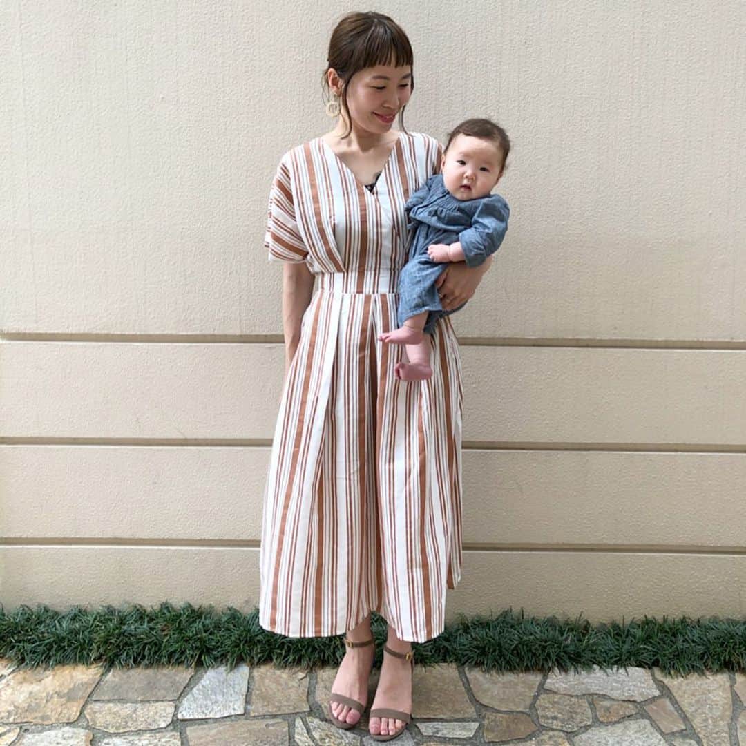 amigo.amigo.5205622さんのインスタグラム写真 - (amigo.amigo.5205622Instagram)「． ★#親子コーデ ★． ． @urs_official  の#ストライプカシュクールワンピース  夏は、ワンピースが一番らく☺️． ． ✔︎サンダル‥ @outletshoes_official ． ．  Baby服は‥ @gapkids_jp ． ． ． #urs#urs_styling  #urs_official #ユアーズ  #カシュクールワンピース  #親子#親子コーデ  #ママコーデ #赤ちゃん服  #アウトレットシューズ  #outfitoftheday  #outletshoes #足元倶楽部  #足元#サンダル #赤ちゃん #babyfashion  #baby #fashion  #instafashion #ootd  #ハグマグ部活  #赤ちゃんのいる生活  #ワンピース #ワンピースコーデ  #gap #gapbaby」6月5日 7時38分 - amigo.amigo.5205622