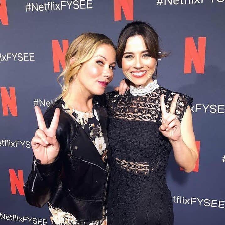 People Magazineさんのインスタグラム写真 - (People MagazineInstagram)「Dead to Me isn’t dead just yet! ❤️ The gripping show, starring Christina Applegate and Linda Cardellini, was just renewed for a second season. | #Regram @lindacardellini」6月5日 7時46分 - people
