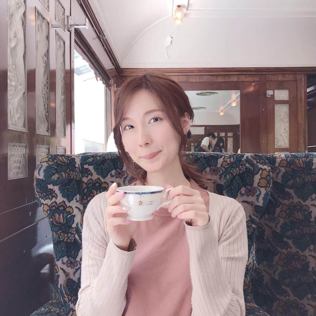 のインスタグラム：「* 山ちゃんのニュース声出た🤣🎊 雨の日にもおすすめな箱根スポット☕️ 世界中の旅人を魅了した ヨーロッパの長距離列車「オリエント急行」が 当日予約の時間制カフェ“ル・トラン”として展示されています🤤 とにかく内装もお高いんでしょう〜？な感じで これぞ優雅なティータイム🍃☕️ 45分しか無いので最後は焦って #がぶ飲みコーヒー * 箱根ラリック美術館 初回10時最終回16時 1時間毎店員20名 45分間 2,100円（ティーセット・車内解説付き）」