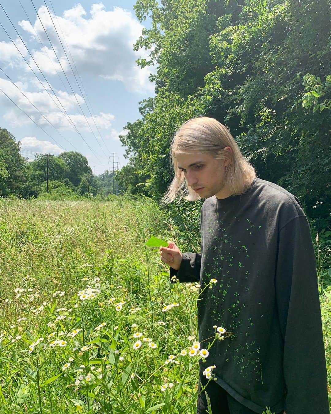 ポーター・ロビンソンのインスタグラム：「IF THIS DOESNT MEAN NEW PORTER MUSIC IS IN THE WORKS THEN WHAT THE HELL IS GOING ON」