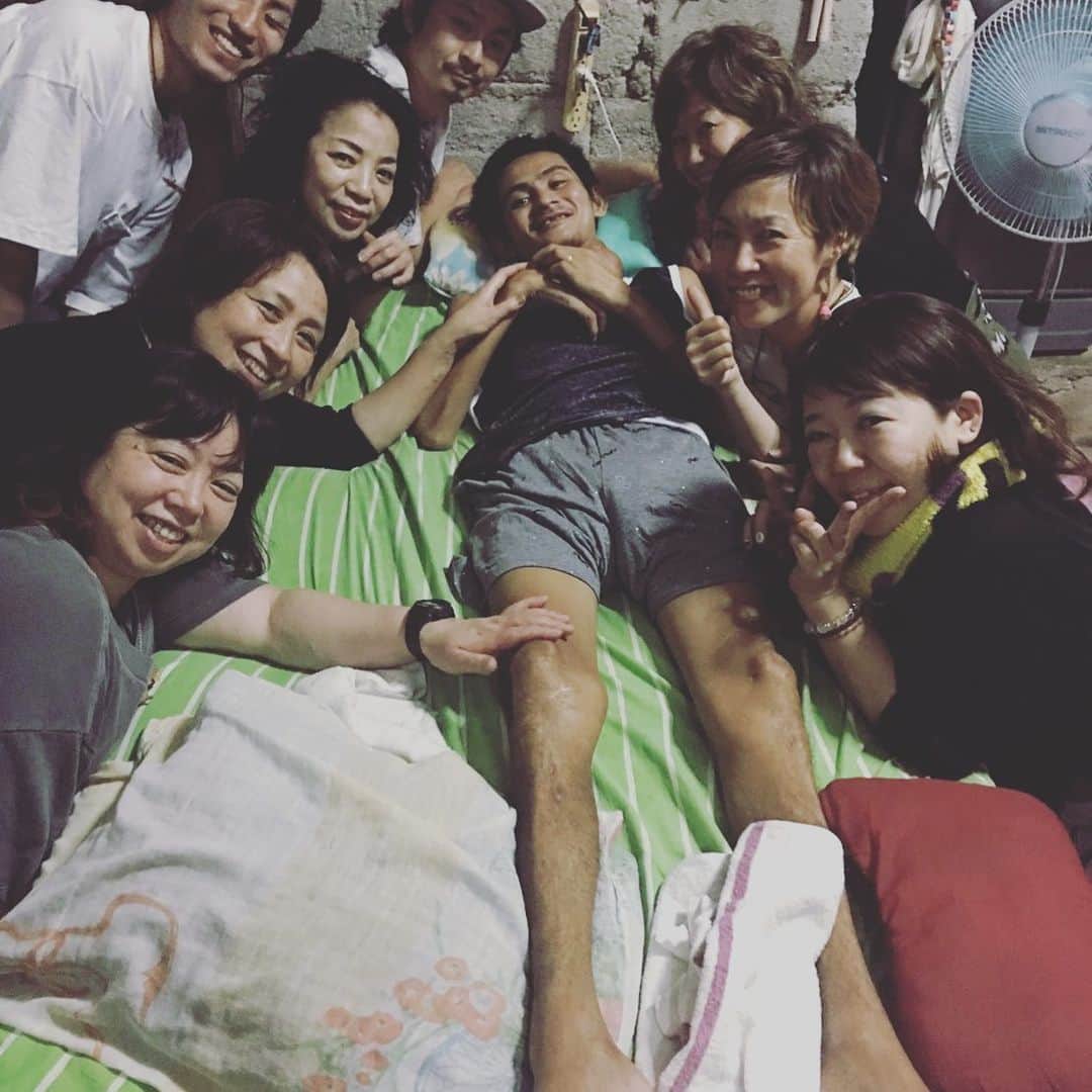 美容留学のアジアビューティカレッジのインスタグラム：「大好評！！！ 美容体験留学ツアーをフィリピンはセブ島にて開催します😊 《セブ島行き日程決定》 2019／8/19(月）〜8/23（金）に開催します。 美容体験留学ツアーは もちろん美容師免許などいりません。 美容に興味があり15歳以上なら どなたでも大歓迎です！ 親御さんが一緒なら 何歳からでも大丈夫です。 ボランティアだけを経験したい方も大歓迎‼️ ご両親や友人と一緒にご参加大歓迎です。 同業や学校関係の方もぜひ！！！ 美容関係でない方も大歓迎です。 実際は小学生が顔に絵を描いたり、中学生もメイクやセット、ネイルで参加しましたので大丈夫ですよ。  カットやセットを施術されたい方は教えますのでご安心を☺️ お一人で参加して頂いても 決して寂しい思いはさせませんよ😊 現地では付き添い「アジアビューティーカレッジ校長 佐々木」がいるので安心してご参加して下さい。  https://abc-beauty.com/ボランティア/ 【日程】 2019 「ツアー募集人数　限定20名（残り16名）」 料金 59000円「税別」 英語レッスン2日間付79000円 上記ツアー料金、宿泊費全て込 航空券、お小遣い 交通費、食事など　別料金 英語体験や延泊もOK！！！ 東横インなど他のホテルも利用可能「別料金」 ◆こんな人に来ててもらいたい！ ・海外で美容師ってどんな感じなのか知りたい。 ・美容師の魅力を感じたい ・フィリピン人が大好き、子供が大好き、孤島が大好き ・美容師、ヘアメイクを諦めた方 ・「豊かさ」や「幸せ」とは何かと感じたい方 ・美容師を続けることを悩んでいる方 ・自分の価値観を変えたい方 ・海外での経験を就職に活かしたい ・自分の人生を豊かにしたい方 ・人を喜ばせるのが好きな方 ・留学する時や海外就職する時に気をつけるポイントが知りたい ・日本と海外で美容師を決めるポイントを知りたい ・1人で海外が不安な方 ・みんなで楽しくセブ島に行きたい方。 どれか一つでも当てはまったあなた！ あなたのためのセブ島ツアーです！！！ 【決断より行動】です。  ぜひ未知なる体験をしににお越しください。 現地在住の方で参加希望の方はご相談ください。  ボランティアのみの参加も歓迎です。 質問などあればお気軽にメッセージ下さい。 ■運営会社(フィリピン法人)  会社名:Cebu Asian Gateway School Inc.  住所・2F Pelaez BLDG., A.S. Fortuna st, Mandaue City, Cebu, Philippines  Tel:+61-32ー272ー7014 (セブ島） Tel:0745ー44ー9915　（日本語OK）  メールアドレス:info@abc-beauty.com  WEBサイト:https://abc-beauty.com/  参考:http://youtu.be/xk9scaoehvk  大好評！！！ 美容体験留学ツアーをフィリピンはセブ島にて開催します😊 #美容師 ﻿ #スタイリスト﻿ #ヘアスタイリスト﻿ #美容室﻿ #美容院 ﻿ #ヘアサロン﻿ #美容留学﻿ #語学留学﻿ #海外留学 ﻿ #ボランティア #バックパッカー #ノマド #セブ島 #カオハガン島 #海外生活﻿﻿ #美容体験 #美容師なりたい #英会話 ﻿ #カットしてみたい #美容師転職 ﻿ #美容師募集﻿ #メイク #美容師の卵﻿ #ネイル #npo #ヘアアレンジ ﻿ #海外で美容師したい﻿ #美容師さんと繋がりたい」