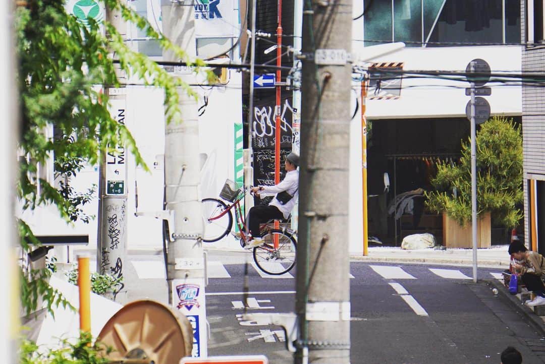 まもる( ´ ▽ ` )ﾉさんのインスタグラム写真 - (まもる( ´ ▽ ` )ﾉInstagram)「#乗るオヤジ  遠くから撮られてるとタイミングが難しいんだよね笑 Shot by @tt_kichi  #mwjp #shotOniphone  #hypebeastjp  #渋谷 #撫で肩」6月5日 8時27分 - mamotoraman