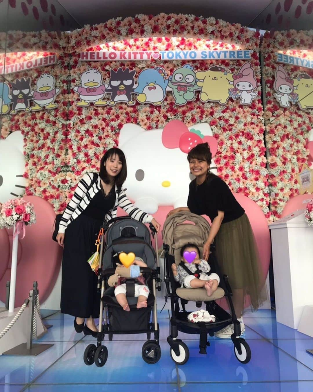 室照美のインスタグラム：「コムロ、地上450mの世界へ☁️✨✨ 先月リサ @kuro_risa とスカイツリーへ @tokyoskytree_official 遊びに行ってきました♡ キティちゃん45周年🎀を記念して、 スカイツリーの450mの展望回廊でコラボイベント【ハローキティ雲の上のアニバーサリー】をやってたよ❤︎ 7/17まで開催中 私も小さい頃、サンリオショップに出掛けてグッズを買ってもらうのが大好き❣️だったなぁ〜。コムロもそんな感じになるのかな〜♬なんて思いながら。 約4ヶ月お姉さんのリサ娘ちゃん。 こうして一緒にお出かけできて嬉しい😆  #ハローキティ雲の上のアニバーサリー #東京スカイツリー #tokyoskytree #hellokitty #サンリオ好きな人と繋がりたい」