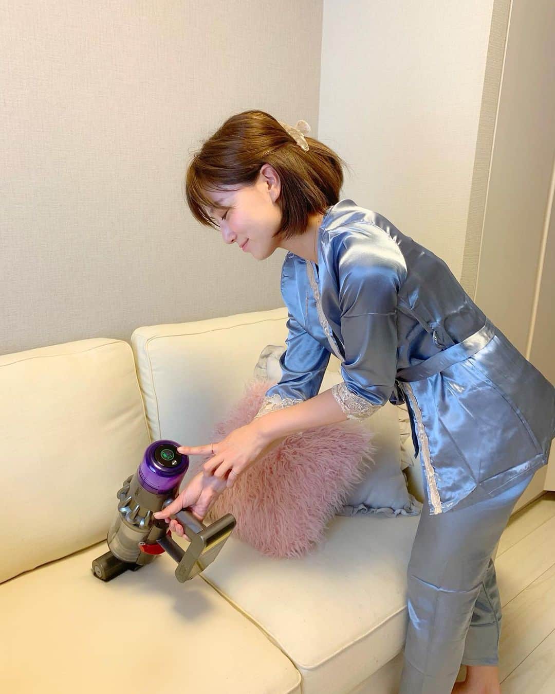 石井里奈さんのインスタグラム写真 - (石井里奈Instagram)「おはよん😆❤️ . GWは忙しくてお部屋掃除ができてなかったので人生初めて家事代行サービスを利用🥺🥺❤️✨ . ベアーズさんで2時間お掃除をお願いしました🙆‍♀️✨✨ . そこで今回新しいダイソンのコードレスクリーナーv11を使って掃除していただいて驚き🥺💕✨ . 自分が今まで使ってた掃除機と違ってすごく静かなのにびっくり👂🤣 . コンパクトサイズにして、ソファーの隙間のほこりなども吸い取ってもらえてすごく便利😭取れたゴミも一目瞭然🥺🥺 . 吸引力がすごいから、今まで吸い取れなかった細かいほこりを隅々まで綺麗にできて感動〜😂😂❤️ . 2時間であっという間にお部屋が綺麗に🥺💕水回りなども綺麗に掃除していただけるので本当にとっても助かりました😭😭また利用したい🥺❤️ . Bearsとダイソンのサービスを受けてみてみんなに勧めるならキャッチコピーは、［どんなお部屋でも、シンデレラになれる。あなたもそんな魔法をかけませんか？］🤔💕 . 掃除機が違うと、こんなに掃除の仕上がりがちがうのかと理解したのですぐにv11に買い替えたいと思います。笑 . パジャマは @_andante_shop 🙆 . #やっぱりdyson #dyson #ダイソン #掃除 #ダイソンコードレスクリーナー #pr #家事代行ベアーズ #ダイソンv11 #試し隊 #ダイソンでプロ掃除 #掃除 #cleaning #クリーニング #clean #家事代行 #家事 #掃除機 #cleanup #vacuumcleaner #housework #家電 #家電好き #room #部屋 #コードレス掃除機 #holiday #休日の過ごし方 #やっぱりdyson @dysonjapan」6月5日 8時30分 - ri7tin1025