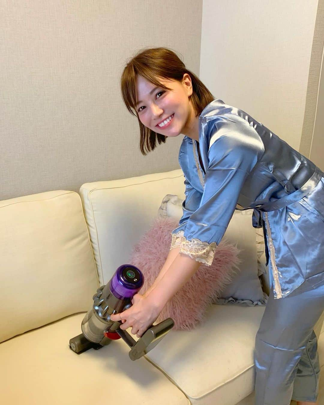 石井里奈さんのインスタグラム写真 - (石井里奈Instagram)「おはよん😆❤️ . GWは忙しくてお部屋掃除ができてなかったので人生初めて家事代行サービスを利用🥺🥺❤️✨ . ベアーズさんで2時間お掃除をお願いしました🙆‍♀️✨✨ . そこで今回新しいダイソンのコードレスクリーナーv11を使って掃除していただいて驚き🥺💕✨ . 自分が今まで使ってた掃除機と違ってすごく静かなのにびっくり👂🤣 . コンパクトサイズにして、ソファーの隙間のほこりなども吸い取ってもらえてすごく便利😭取れたゴミも一目瞭然🥺🥺 . 吸引力がすごいから、今まで吸い取れなかった細かいほこりを隅々まで綺麗にできて感動〜😂😂❤️ . 2時間であっという間にお部屋が綺麗に🥺💕水回りなども綺麗に掃除していただけるので本当にとっても助かりました😭😭また利用したい🥺❤️ . Bearsとダイソンのサービスを受けてみてみんなに勧めるならキャッチコピーは、［どんなお部屋でも、シンデレラになれる。あなたもそんな魔法をかけませんか？］🤔💕 . 掃除機が違うと、こんなに掃除の仕上がりがちがうのかと理解したのですぐにv11に買い替えたいと思います。笑 . パジャマは @_andante_shop 🙆 . #やっぱりdyson #dyson #ダイソン #掃除 #ダイソンコードレスクリーナー #pr #家事代行ベアーズ #ダイソンv11 #試し隊 #ダイソンでプロ掃除 #掃除 #cleaning #クリーニング #clean #家事代行 #家事 #掃除機 #cleanup #vacuumcleaner #housework #家電 #家電好き #room #部屋 #コードレス掃除機 #holiday #休日の過ごし方 #やっぱりdyson @dysonjapan」6月5日 8時30分 - ri7tin1025