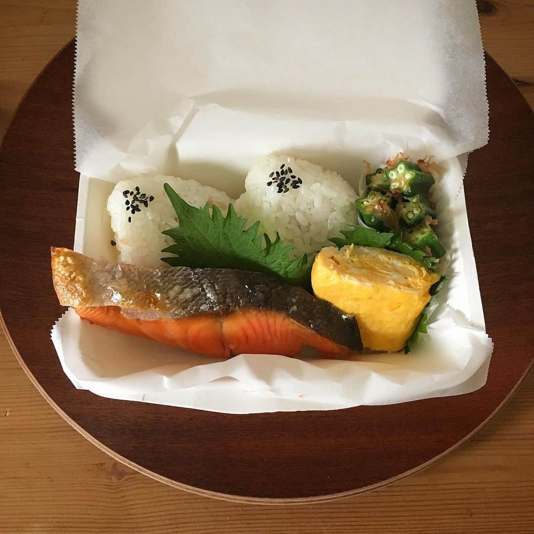 ecruのインスタグラム：「2019/06/05 (wed) 月曜日、久しぶりにお弁当を作りましたが、その後息子が体調不良で、結局私が食べることに💦 今日も、病み上がり用の軽めのお弁当を作りましたが、また私が食べるかも…😅 早くスッキリ元気になってほしいです。 ・ #gonben #お弁当 #obento #bento #lunch #lunchbox #food #foodpic #foodphoto #ごん弁当 #instafood #instagood #yummy #love #japan #japanesefood #大学生弁当 #thankyou #onthetable #日々 #暮らし #お弁当記録 #ランチボックス  #使い捨て弁当箱 #おにぎり」