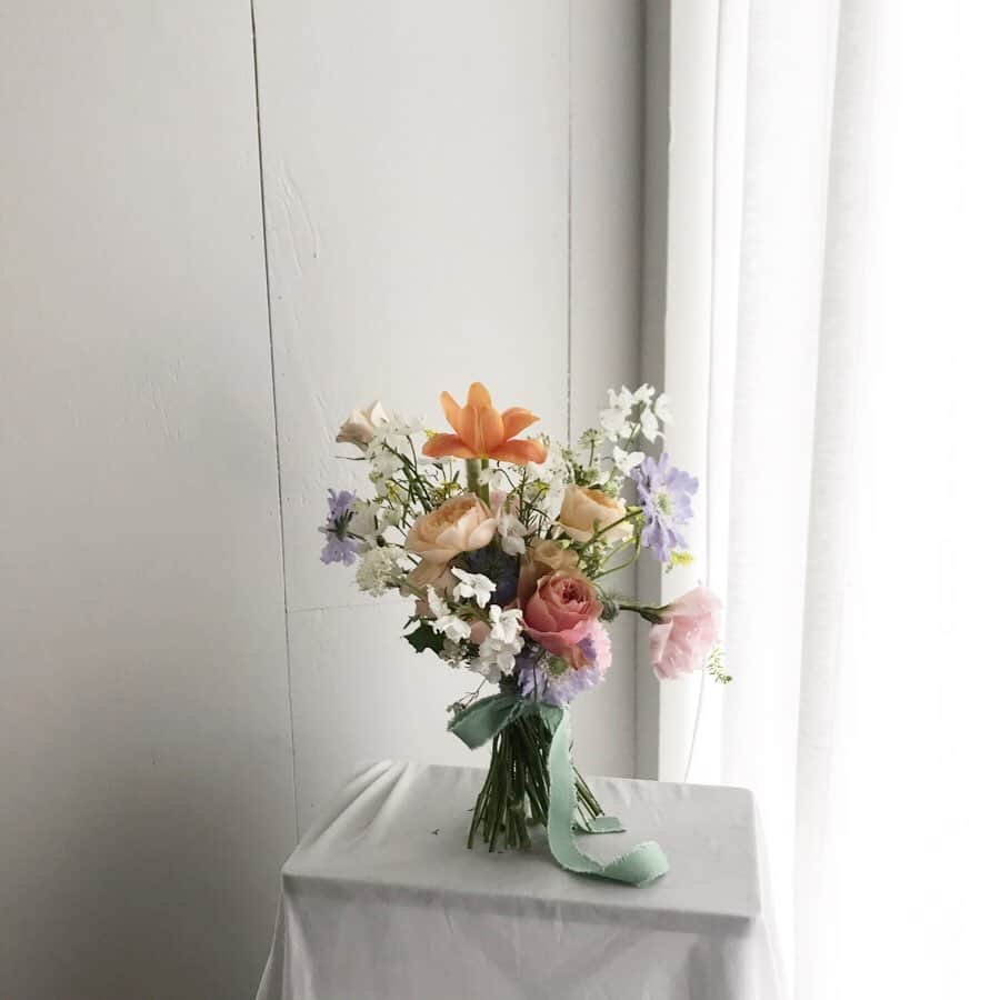 플로리스트 이주연 florist Lee Ju Yeonさんのインスタグラム写真 - (플로리스트 이주연 florist Lee Ju YeonInstagram)「. . #플로리스트클래스 #바네스플라워부케 . . 일요일의 클래스 💓 . #수업문의 #주문예약 #lesson #Order  Katalk ID vaness52 클래스상시모집 당일꽃주문가능 WeChat ID vaness_flower E-mail vanessflower@naver.com . 강남구 역삼동608-16 📞02-545-6813 . #vanessflower #florist #flowershop #handtied #flowerlesson #花束 #花束包装 #바네스플라워 #플라워카페 #플로리스트 #꽃다발 #부케 #플로리스트학원 #역삼동꽃집 #역삼역꽃집 #언주역꽃집 #꽃꽂이수업 #플라워레슨 #꽃다발포장법 #꽃수업 #꽃주문 #하우스웨딩 #대관」6月5日 8時41分 - vanessflower