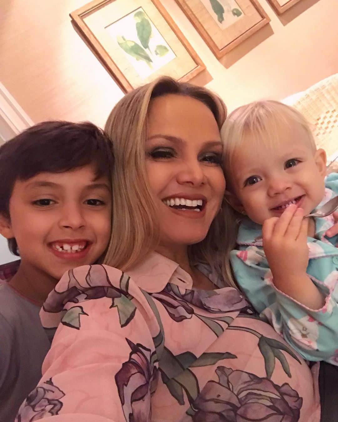 Eliana Michaelichin Bezerraのインスタグラム：「Nada mais importa quando você volta pra casa, depois de um dia de trabalho, e vê seus filhos felizes e com saúde. Obrigada meu Deus. #maedemenino #maedemenina #maededois #maefeliz #mariapassanafrente #truelove #horadenanar #manuelamrseminstagram」
