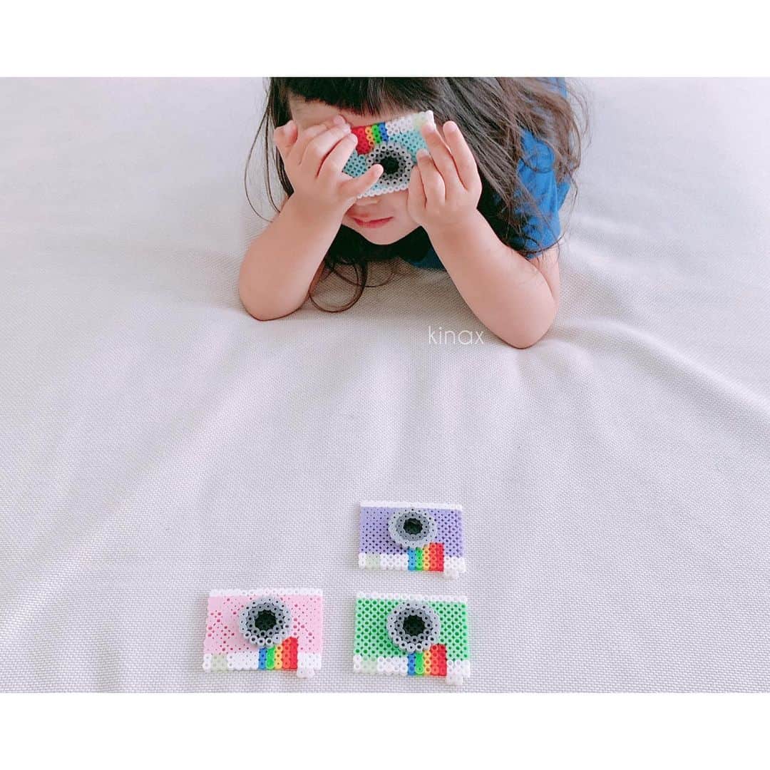 kinaxのインスタグラム：「. good morning(๑′ᴗ‵๑)☀in Japan, and good afternoon, good evening, good night for world friends! . 今日はなんだかスッキリしなそうなお天気だね☁️ . . むちこさんがまだ寝ていたので カメラを増産していたら 出来上がった時にちょうど起きてきて 早速遊んでくれたよʕ •́؈•̀ ₎📷 . アイロンビーズ楽しいんだけど 未だに溶かし加減がよく分からない笑 . 丸が綺麗に残るように控えめにすると 外れちゃったりするから ちょっと強めにアイロンかけたら 溶けすぎ？？ ピンクは多分やりすぎだよねʕ •́؈•̀ ₎ . よくわからなーい けど楽しいから好きʕ •́؈•̀ ₎♡ . . 3枚目は相変わらずきっちり並べたいむちこさん ☟ まだちょっと眠たいところ ☟ 「むあしゃき、しゅち」なところ。 . 首から下げられるように紐つけようかなʕ •́؈•̀ ₎♡ . . 話はちょっと変わって #楽天スーパーSALE 始まったねぇー🛍 . 欲しいものは色々あるんだけど いざマラソンが始まったりすると これ今すぐ買う必要あるかしら…とか 悩みすぎてなかなか思い切れない小心者ですʕ •́؈•̀ ₎ . ひとまずリピ買いの消耗品はポチったよ！ . 悩むのもすごく楽しいんだけど いつか買おうーとお気に入りに入れっぱなしなやつは いつ買えばよいんだろうねʕ •́؈•̀ ₎笑 . . みんなも楽しい1日をー♡ . #親バカ部 #アイロンビーズ #眠たいところがこどもらしくて #好き #眠たいってまだ言えなくて #ねみたい になるむちこさん 2019/06/05」