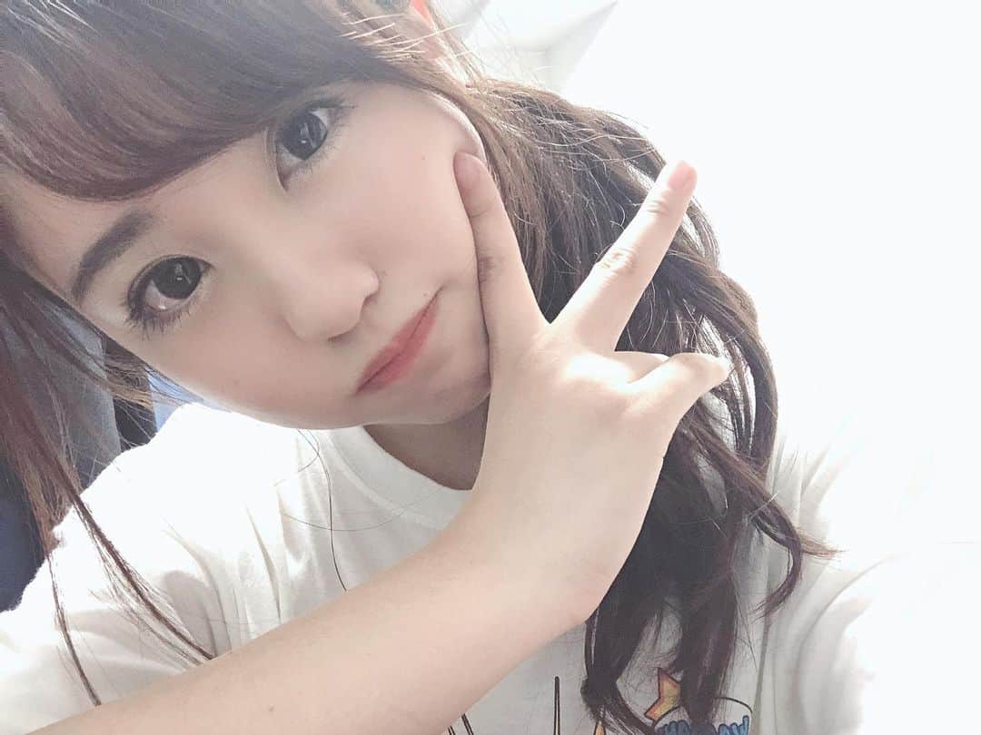 河村友歌のインスタグラム：「なんでもない1枚をUPしちゃおーっと。 フロリダの思い出も途中で止めてしまった。笑笑。 旅行中に更新しようと思ったんだけど、SNSに向き合う時間よりも今目の前にあるフロリダの景色を目に焼き付ける時間を大切にしなきゃって途中でふと思って、放置してたらさ、え、あれ、もう1ヶ月経った、、、！？！？！？ #ただの自撮り」