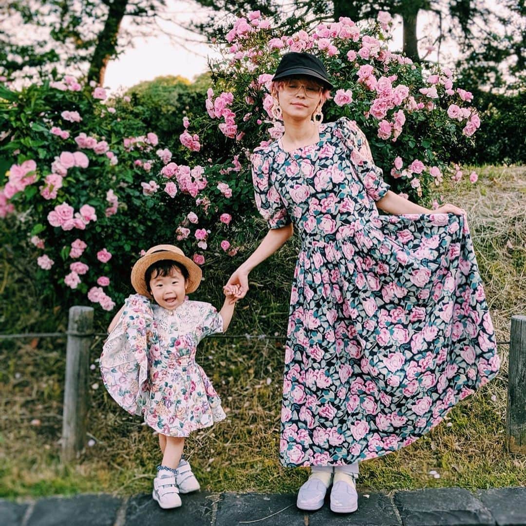 サオリリスのインスタグラム：「きっかがいることで、毎日の服の選び方が変わった。今までは自分が着たい服をその日の気分で何も考えずに着てたけど、今はなんだか無意識下に不思議ときっかとリンクするような服を選んでる。  あと買い方も変わった。動きやすいとかお腹まわりしめつけないとか、組み合わせに悩まないとか、ポケット付いてるとか、授乳期は授乳しやすいとか、抱っこした時パーツが痛くないとか。  でも、ベーシックはらしくない。  実は今、そういう服を集めたお店、mother by kikkiの開店準備中。レディースではなく、マザーズ。ママのママによるママのためのお店。ママ目線で選んでく。ロマンチックなワンピースが中心になりそう。 @kikki_kawaiishop ・ ・ ・ ・ ・ ・ @kakikukekikka #mama #instamama #ママ #女の子ママ #育児 #子育て #ママファッション #instafashion #baby #babygirl #instababy #ig_baby #babyfashion #kids #girl #instakids  #ig_kids #kidsfashion」