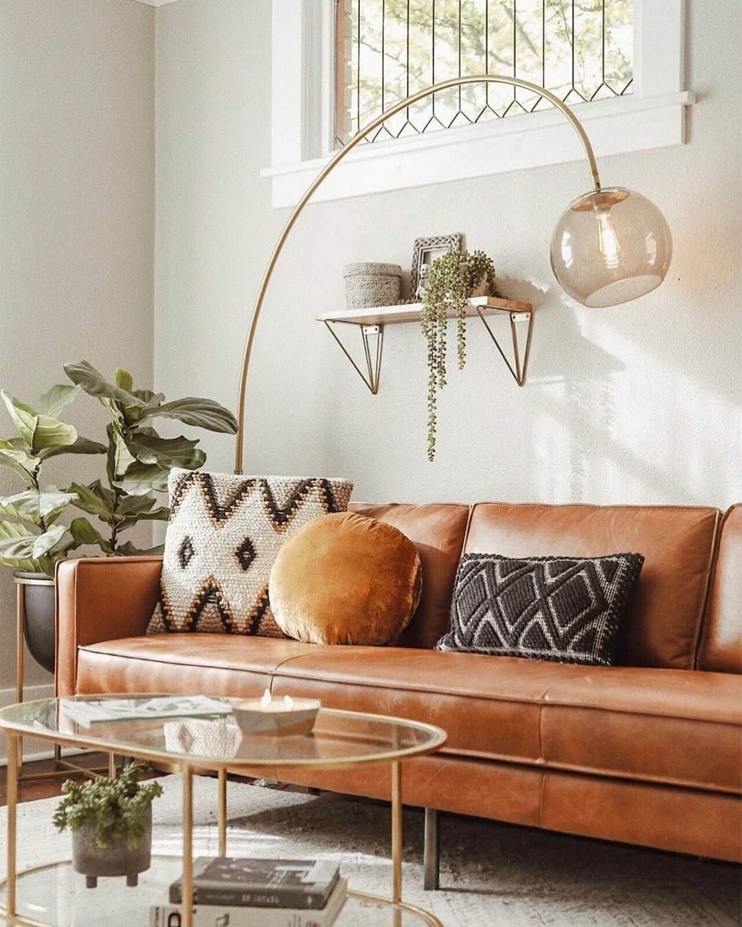 west elmさんのインスタグラム写真 - (west elmInstagram)「A sofa so good, it's makes coming home your favorite part of the day. 😎 Thanks for sharing your Axel Leather Sofa, @jennifergracecreative! Share your style with @westelm #mywestelm #loungelife #axelleathersofa #livingroomgoals #homebody」6月5日 8時56分 - westelm