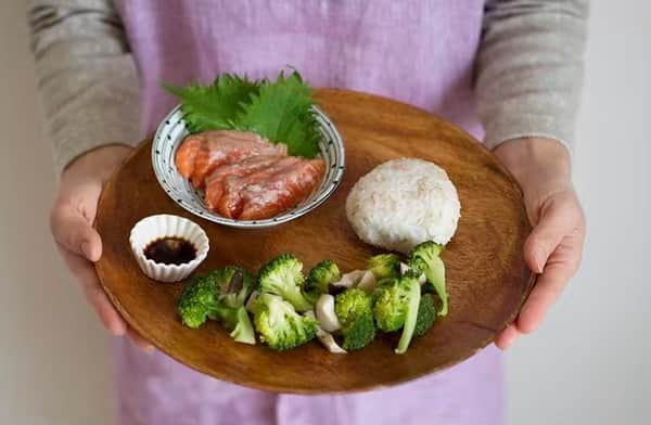 のインスタグラム：「目ばかりワンプレート。炭水化物は握りこぶし1個分、残りのスペースはタンパク質手のひら1枚分と野菜は生は両手以上。蒸し、炒めなら片手以上。。#いつ会っても若い人の食べ方の新常識 #酸化 #糖化 #老化 #age  #管理栄養士  #麻生れいみ式ロカボダイエット  #lowcarbdiet  #lowcarb  #麻生式ダイエット #dietitian  #dietitians  #糖質制限  #ダイエット #若食べ #老け食べ」