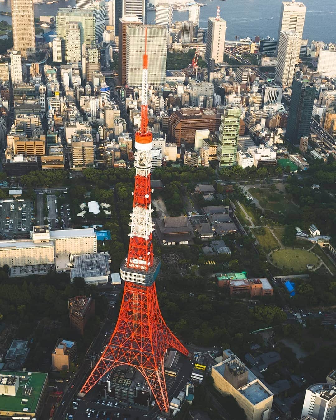 Galaxy Mobile Japanさんのインスタグラム写真 - (Galaxy Mobile JapanInstagram)「真っ赤な東京タワーを空撮📸 #GalaxyS10 | S10+ のトリプルカメラで望遠→広角→超広角と撮影してみました！超広角カメラなら、東京の街並みも1枚の写真に！ 📸#GalaxyS10 #withGalaxy Photo by @8s_hero」6月5日 9時00分 - samsungjpn
