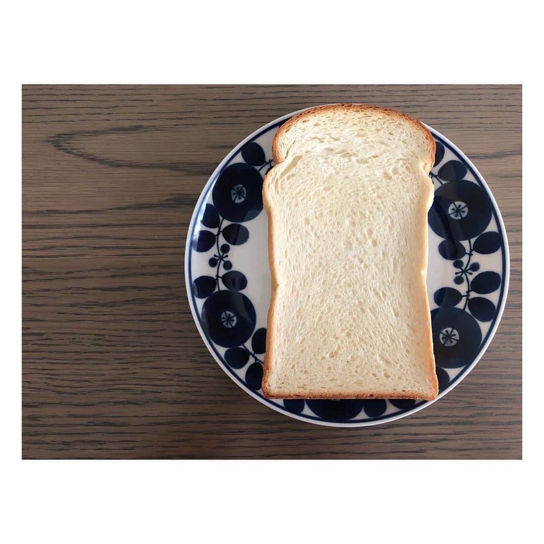高垣麗子さんのインスタグラム写真 - (高垣麗子Instagram)「・ 美味しい食パンがあれば 朝から幸せ◯ 美味しい食パンは そのままいただく◯ 今朝のBoulangerie Sudo◯ ・ ・ #Boulangeriesudo #食パン #朝ごパン #happy」6月5日 9時00分 - reikotakagaki