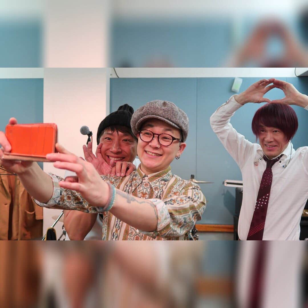 イツカノオトさんのインスタグラム写真 - (イツカノオトInstagram)「今夜はラジオノオト☆ イツカノオトディ是非お楽しみ下さい♪ ★FM Kawaguchi 「ラジオノオト」 放送日　毎週水曜日18:30-19:00 （毎週土曜日 20:30-21:00再放送） 詳細はこちら！ https://itsukanooto.com/news/163316 番組へのお便りはこちら！ https://itsukanooto.futureartist.net/inquiry FM Kawaguchi HP https://www.fm856.co.jp/index.html  写真は毎回メンバーで必ずやっている自撮り撮影。 (謎の輪っかを作る進ちゃんのオマケ付き❤️) @hds164 @kab_kairakudo @susumu_nishikawa_5 @itsukanooto #イツカノオト #西川進 #KAB. #コバヤシヒロシ #シンガー #シンガーソングライター #ギタリスト #ももクロ #ももいろクローバーz #シェアワセ #singer #singersongwriter #guitarist #guitar #mensfashion #happy #smile #love #loveu #sherethelove  #多分ハート♥️」6月5日 9時14分 - itsukanooto