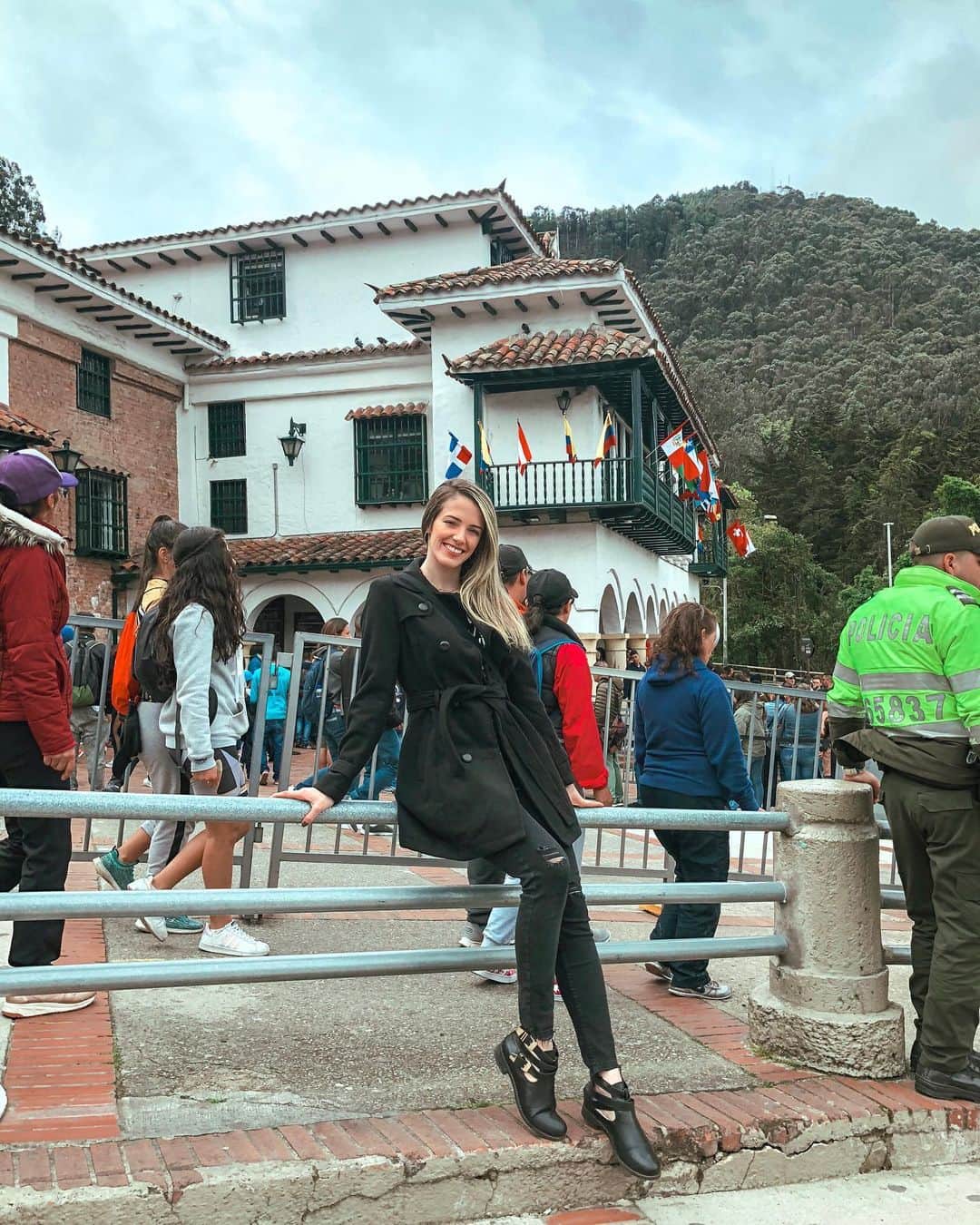 ナターリア・ガウジオのインスタグラム：「Bogotá - Colômbia... Gracias por todos los momentos!! 🙏🏼🇨🇴😍🙏🏼✨🏆❄️🍃❤️ #bogota #colombia #grateful #inlove #tourist #lhama #trip #monserrate #southamerica」