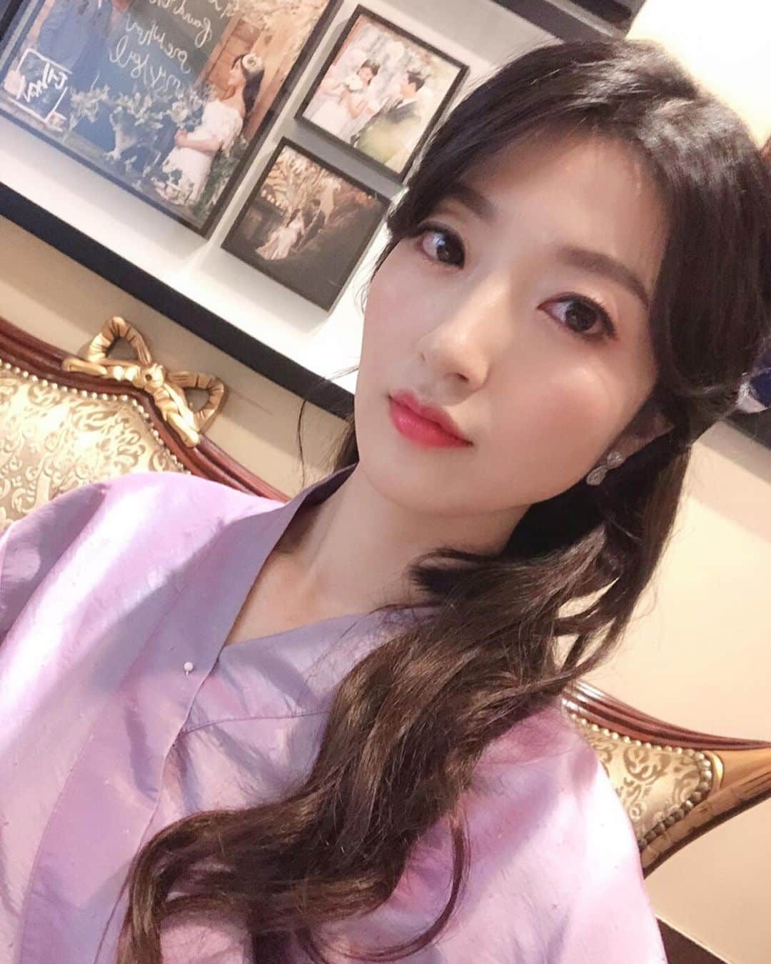 加藤美祐のインスタグラム：「#韓国フォトウェディング  ヘアメイクは日本とすこし違いますよね🙆‍♀️ パキッとしている‼︎そして早いのに崩れないメイクでひたすら感動🥺✨ 韓国のまゆげの形も違いますよね！ せっかく韓国にきていて現地のヘアメイクも体験できるので、なにもNGにせずに、眉のカットもOKにしました！！ 眉がキレイになって嬉しい‼︎ これから体験される方は、メイクもこうしてほしい！やこんなのはNGというのも聞いてくださると思うので伝えてみましょう☺️ あと、いつもは肩ぐらいの長さなのですがその場で付け毛でロングにしました！ ロングだとヘアアレンジができるので写真の変化も感じられると思ったので🙆‍♀️ 付け毛をつけている最中の画像でもどこからつけているのかわからないぐらい自然😳  このハーフアップからポニーテール、お団子とヘアチェンジしていきました☺️ 💕  #韓国ウェディングフォト  #韓国ウェディング撮影  #前撮り #韓国前撮り #プレ花嫁 #花嫁メイク #ブライダルメイク #レポ  #韓国 #결혼사진  #hairmake #hairmakeup #weddingphotography  @studio_mignon  @kpw.johokan」