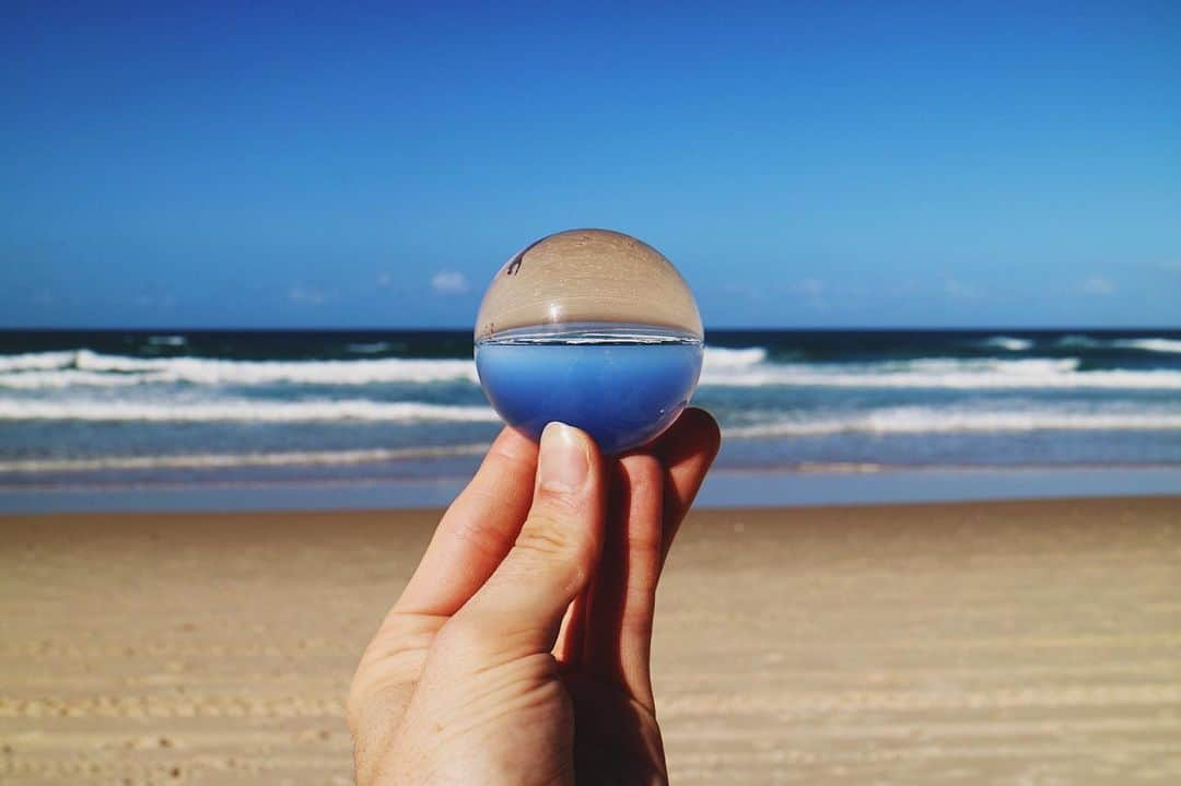 アンドリュー・ドッズさんのインスタグラム写真 - (アンドリュー・ドッズInstagram)「Look into my crystal ball 🔮 #surfersparadise #goldcoast #beach #lensball」6月5日 9時12分 - andrew_dodds