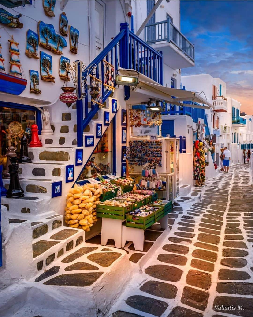 Earth Picsさんのインスタグラム写真 - (Earth PicsInstagram)「The beautiful streets of Mykonos Greece 🇬🇷 shot by @minogiannisvalantis」6月5日 9時19分 - earthpix