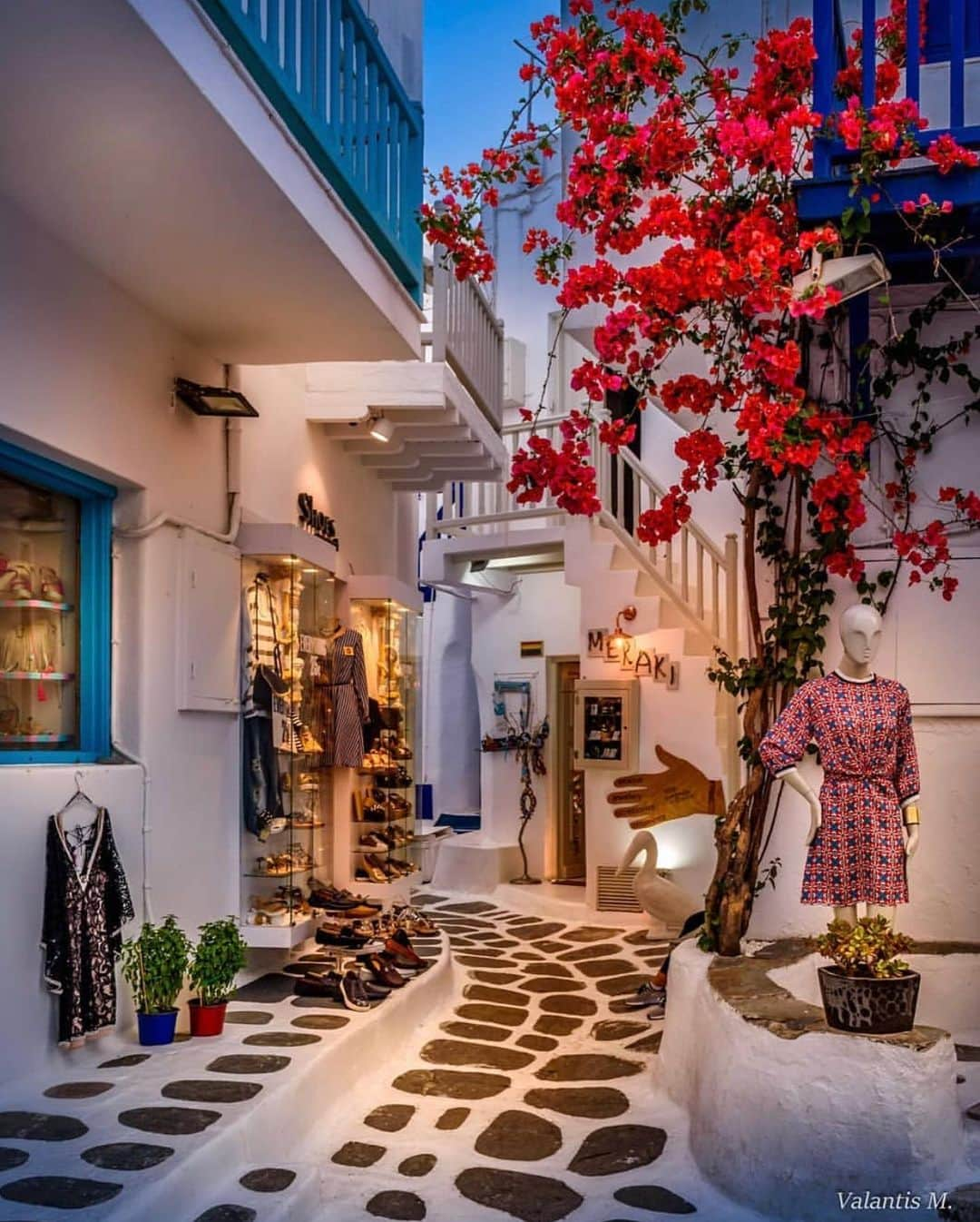 Earth Picsさんのインスタグラム写真 - (Earth PicsInstagram)「The beautiful streets of Mykonos Greece 🇬🇷 shot by @minogiannisvalantis」6月5日 9時19分 - earthpix