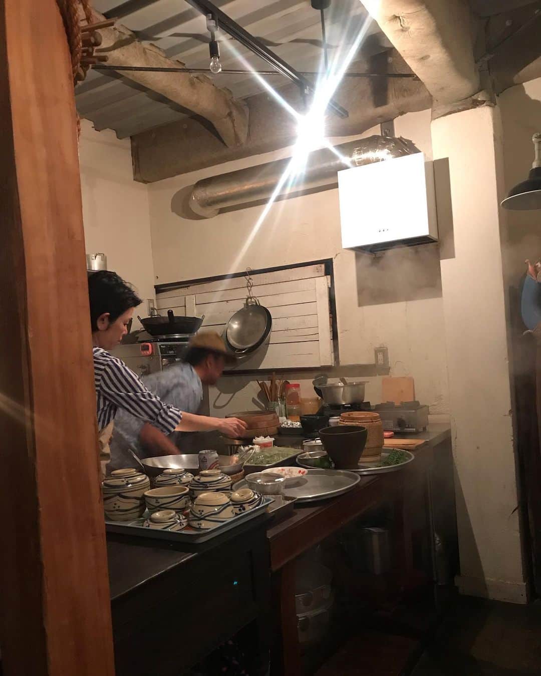 福田淳子さんのインスタグラム写真 - (福田淳子Instagram)「前からずっと行ってみたかったアンドシノワーズへ。ここはインドシナ（ベトナム・カンボジア・ラオス）のお料理の貸し切りラストランです。1晩1組限定。オーナーのお二人は定期的に現地で料理を食べて、その調味量などの材料を持ち帰りこの小さな空間で提供されています。  インテリアも食器もすべてが雰囲気があってすてき。料理の説明も押し付けがましくなくてよいのです。小さな声で、楽しそうに、その料理がどんなものか語ってくれます。ああ、本当に好きなんだなって、しみじみ伝わるのです。どれもはじめて食べるような料理ばかり。けれど、突飛なことはなくて「あ、これ好き」ってなるから不思議。  食いしん坊ばかりが集まったので、料理が出てくるたびに興奮して「わーこれおいしい」と言い合いながら食べるから美味しさ倍増。オープンキッチンも料理好きにはたまらない。  ハーブづくしのサラダがとても好きでした。 あーおいしかった。そして楽しかった。  最後に誕生日のサプライズが用意されていてびっくり。珍しく最後までケーキの存在に気づきませんでした。というのも、幹事のかえちゃん（ @terawakikae ）はけっこう天然で、いつもおかしげな行動してるので、皿を持って奥に消えていったのを見ても、「かえちゃん、またバッグに皿入ってたのかな？」と思ってました。（かえちゃんのバッグから不可解なものたくさん出てくる）そしたらケーキ出てきた！まさかの自然体の勝利。  おいしいごはんと、お酒と大好きな人たち。 他に何がいりましょうか。 とても幸せな夜でした。  #アンドシノワーズ #インドシナ料理 #話題はやっぱりキングダム #ケーキはフレジエ🍓 #男子チームの女子力の高さ」6月5日 9時20分 - junjunfukuda