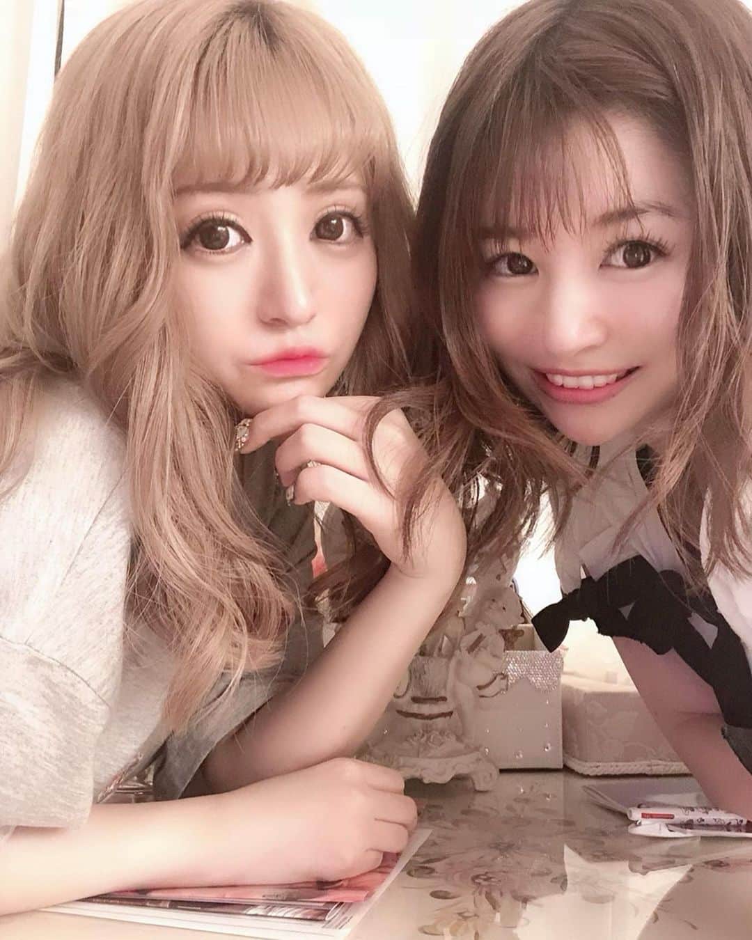 のインスタグラム：「あやこさん @ayakosugar とお家で打ち合わせ💓 仕事の事も彼氏の事も全部本音で相談出来る人😍❤️ お家が完成したらいつでもお泊りwelcomeですぞ🤙💓 何せ、ベッドがまだなもんで🤪w 届くのか待ち遠しい😭💕 #sugar#ドレス」