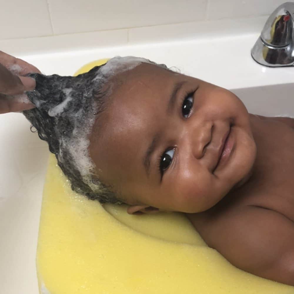 レミー・マーのインスタグラム：「@ReminisceMacKenzieMackie  She’s just so stinking cutesy🥰#Bathtime 🛁🧴#KenzieGirl #BabyReminisce #Mac #TheGoldenChild」