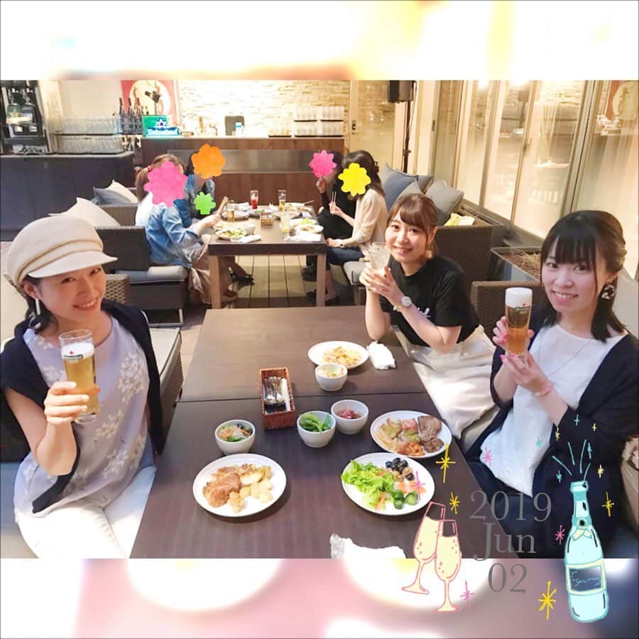 紀伊さつきのインスタグラム：「まっち＆まよっぺの先輩コンビと同窓会ビアガーデン(おしゃれ)🙌✨ ほんとに卒業してもずっと仲良くしてくれて嬉しい〜💓 リスナーさんにもよく言われますが、「さっきーの周りみんな仲よすぎ！」いや、私もそう思う。 空気読まずに突撃して懐く性格なので、、優しいみんないつも受け入れてくれて本当にありがとう☺️(笑) ・ この日はビュッフェ形式だけどお話もしたいし大忙し🤣 それぞれが3〜5時間毎週１人で喋っていた(喋っている)パーソナリティなので、話が尽きない尽きない(笑) もちろん移動してカフェでもおしゃべり！ タピオカドリンク飲むこと#タピる って言うそうですね、タピってきました👏 そしてなんと、、卒業お祝いに#ハチミツ をもらいました。あまあま🍯 チョイスがとっても素敵！ありがとう😊 次は京都デートだそうで❤️出番ですね！まよっぺ！どこにしようー。 ちなみにまっちと京都は猫カフェ以来☺️ ・ #同窓会 #パーソナリティ #井川茉代 #松下知佳  #阪急うめだ本店 #ビアガーデン #シャンデリアテーブル #テラス #sweets #タピオカ #ほうじ茶 #はちみつ #アカシア #令和初 #さくら蜂蜜 #新蜜 ・ 実はこれ、昨日投稿したのだけれど、「接続状況が改善された時にもう一度実行されます。」と永久に出て投稿されないので諦めて書き直しました。 下書きはコピーしてから投稿ボタン押すくせをつけようと心に誓いました。 悔しいので書き直した文は元の文より絵文字盛りめでお送りしました。ちゃんちゃん。」
