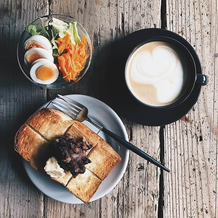 Sheraton Yokohamaさんのインスタグラム写真 - (Sheraton YokohamaInstagram)「Good morning☀️with our special bread🍞 Perfect for a wonderful morning.  photo by @kuishinbobba . おはようございます 🍞🥚 . #breakfast #gm #おはようございます #朝ごはん #朝ごぱん #厚切りトースト #トースト #あんバタートースト #あんバター #パンドミアングレーズ #ドーレ #ベイシェラトン横浜  #エシレバター #デーツあんこ #あんこ #レタス #わさび菜 #キャロットラペ  #ぬか漬け #ゆで卵 #カフェラテ  #ラテアート練習中 #横浜ベイシェラトン」6月5日 9時30分 - sheratonyokohama