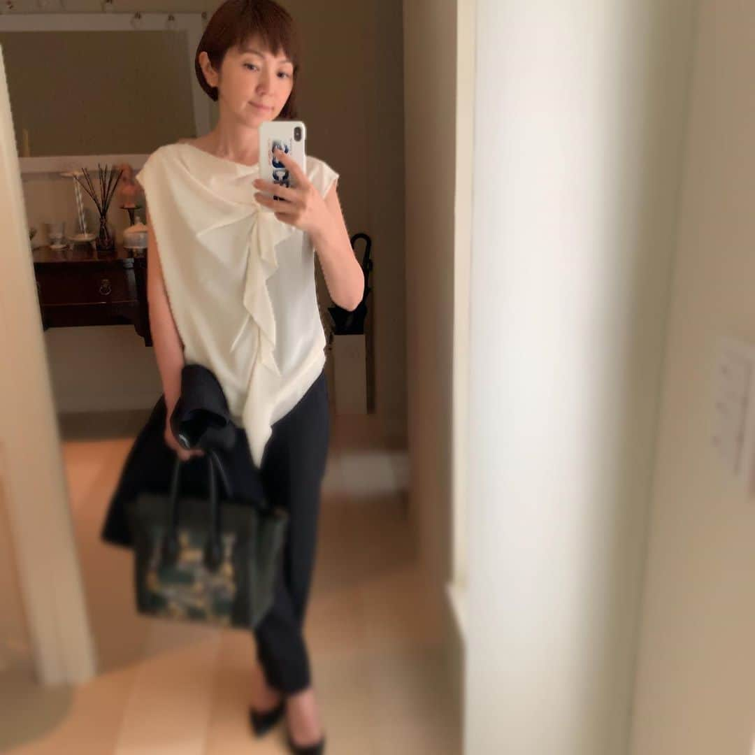 渡辺満里奈さんのインスタグラム写真 - (渡辺満里奈Instagram)「学校シリーズ。 ボーッと歩いてたら、電車行っちゃった💦 まずいっ😩 ★ #駅着いたら早歩きパターン #走っちゃダメよね #がんばります😂」6月5日 9時30分 - funnyfacefunny