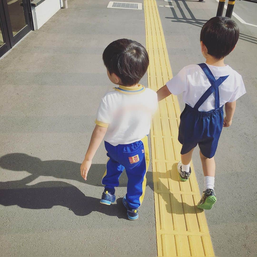 ryo0809appleさんのインスタグラム写真 - (ryo0809appleInstagram)「この間の息子と甥っ子。 約50日違い生まれの2人。 息子の方が先に生まれたけど、今は甥っ子の方が少し大きく、お下がりを貰ったり😊 兄弟のいない息子にとっては兄弟みたいな存在。 先日遊びに来た日、甥っ子と一緒に息子をお迎えに行くと、お互いの姿が見えた瞬間の2人の嬉しそうな笑顔😄からのハイタッチ👬‼️ なんか男の子っぽかった☺️ しかも、急遽そのまま1人でお泊りしてくれた。 同い年なのにお互いにお兄さんぶってる姿は微笑ましくもあり笑えてくる😂‼️ いつまでも仲良しで一緒に大きくなっていって欲しいなぁ☺️ ・ ・ ・ #いとこ #息子 #甥っ子 #仲良し #男の子 #幼稚園男子 #年中さん」6月5日 9時34分 - ryo0809apple