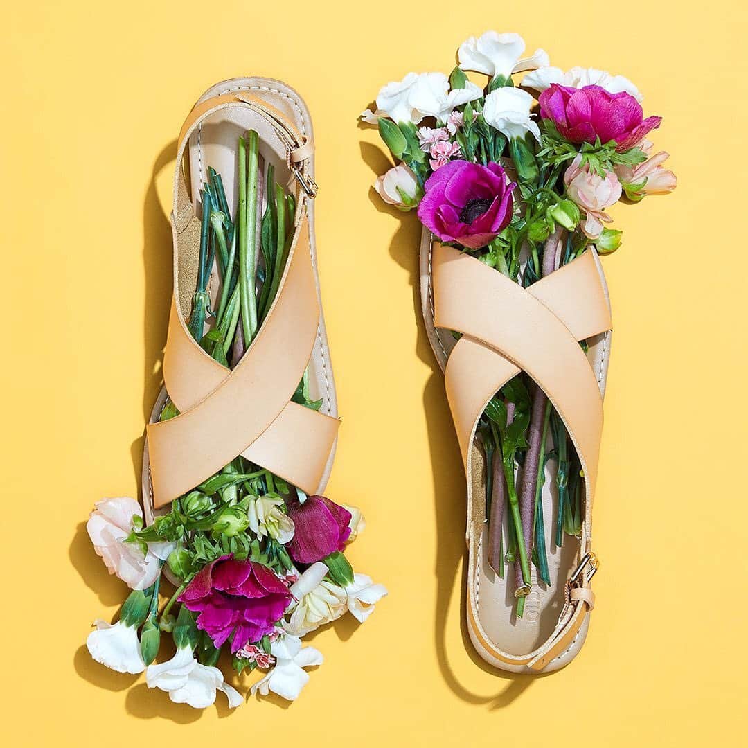 Old Navyさんのインスタグラム写真 - (Old NavyInstagram)「have you guys been noticing weddings these days are so NOT heel-friendly? what's up with that 🤔 until then, may we suggest these! . #oldnavystyle #flats #grassfriendly」6月5日 9時49分 - oldnavy